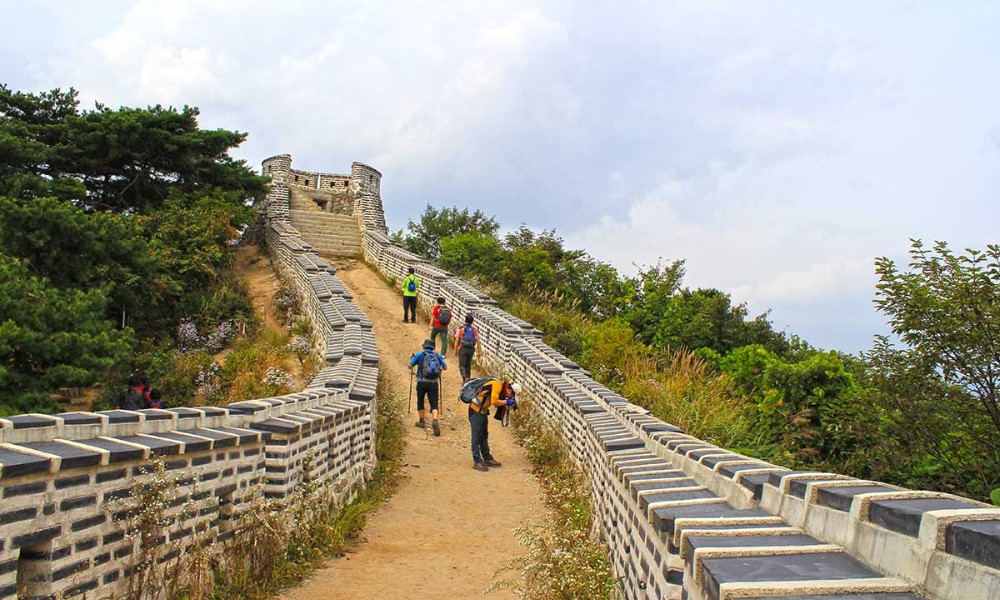 Trải nghiệm đi bộ theo tường thành và chiêm ngưỡng cảnh sắc hùng vĩ của thiên nhiên được nhiều du khách lựa chọn