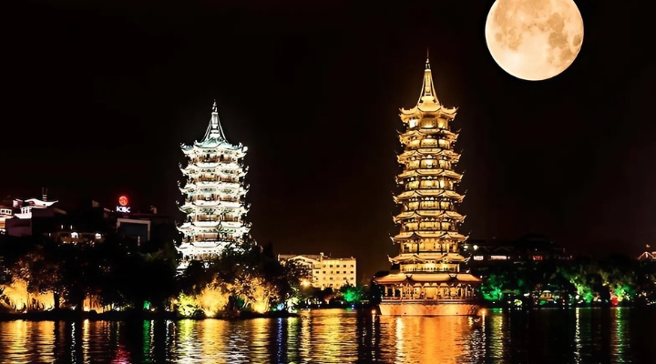 Hai tòa tháp mặt trời và mặt trăng nổi bật trên hồ Shanhu tạo nên khung cảnh đêm huyền ảo