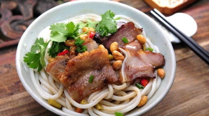 Mì gạo Quế Lâm nổi bật với nước dùng thơm ngon và sợi mì mềm mượt đặc trưng