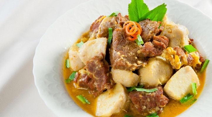 Thịt lợn kho khoai môn Lệ Phố là sự kết hợp đậm đà giữa thịt mềm thơm và khoai môn bùi béo đặc sản Quế Lâm