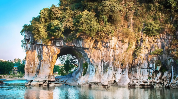 Ngọn núi đá vôi hình chú voi lớn vươn vòi xuống sông Li Giang là biểu tượng đặc trưng của Quế Lâm