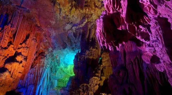 Hang Sáo Sậy gây ấn tượng với hệ thống nhũ đá màu sắc rực rỡ và không gian huyền ảo thu hút mọi du khách