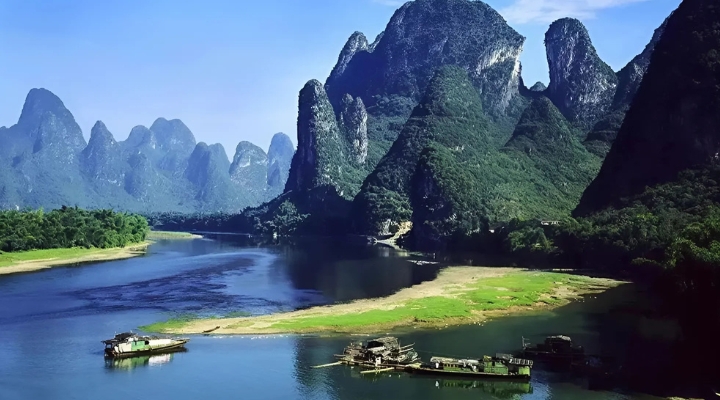 Dòng sông Li Giang hiền hòa mang đến trải nghiệm du thuyền thư thái giữa khung cảnh thiên nhiên tuyệt đẹp