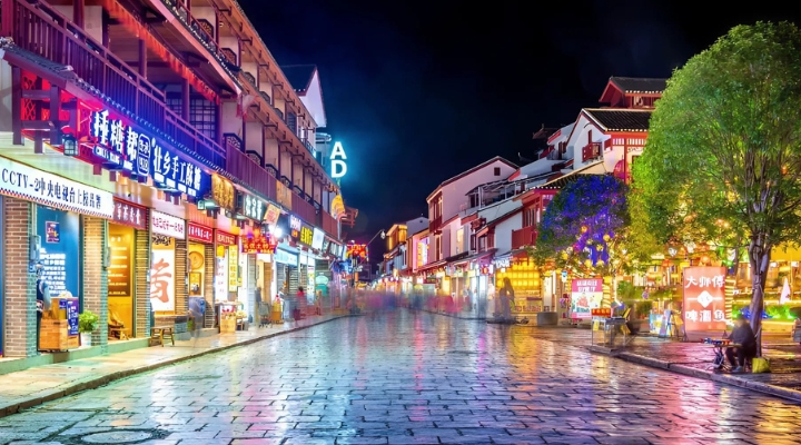 Phố Tây Dương Sóc thu hút du khách bởi kiến trúc cổ kính và các hoạt động văn hóa sôi nổi vào ban đêm