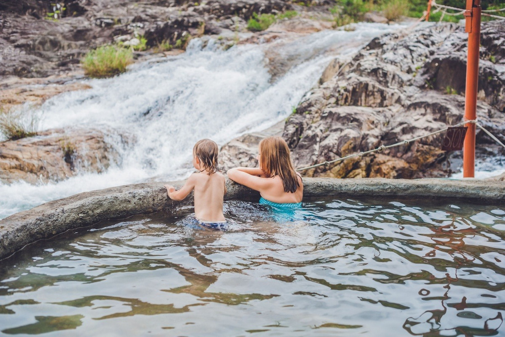 Nước ở Guanziling đậm màu bùn khoáng tự nhiên, giàu sắt và lưu huỳnh