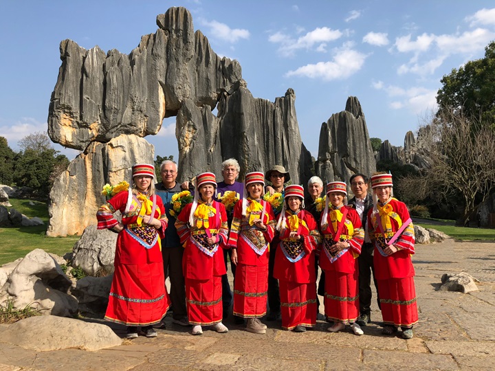 Người dân tộc Di trong lễ hội Ashima với bộ trang phục truyền thống