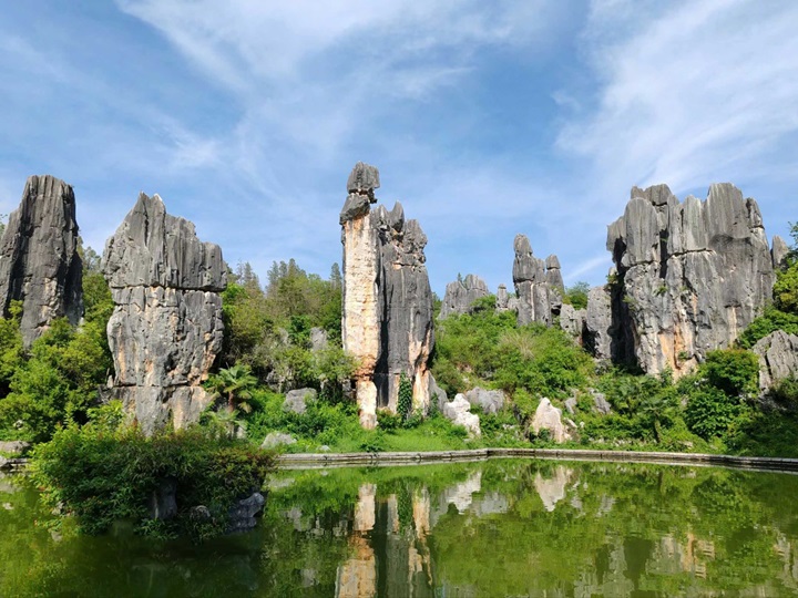 Tiểu Thạch Lâm yên bình với những khối đá nhỏ, cây xanh và hồ nước thơ mộng.