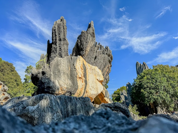 Một vách đá độc đáo tại rừng đá Côn Minh mang hình dạng con vật