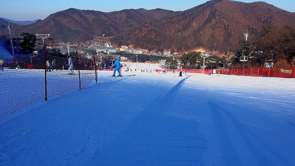 Jisan Forest là điểm trượt tuyết lý tưởng gần Seoul, phù hợp cho chuyến đi trong ngày cùng gia đình hoặc bạn bè