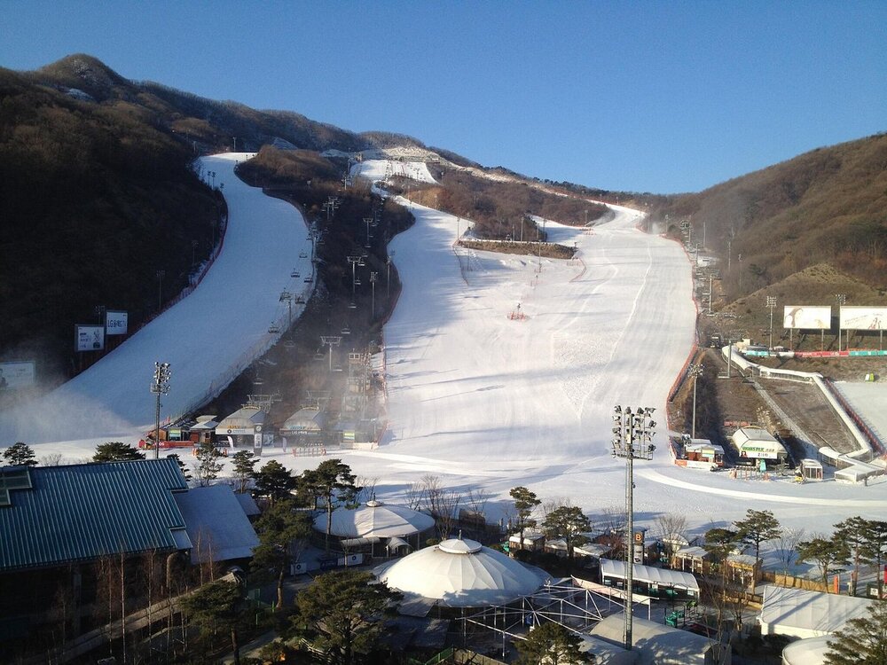 Toàn cảnh Konjiam Ski Resort với những sườn dốc trải dài và không gian phủ tuyết trắng tinh khiết