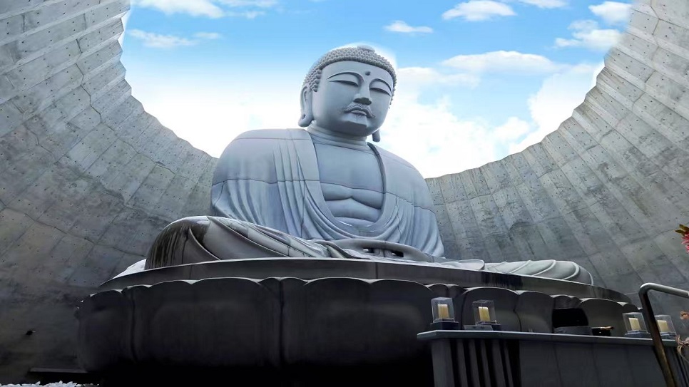 B&ecirc;n trong khu vực tượng Phật Atama Daibutsu Sapporo