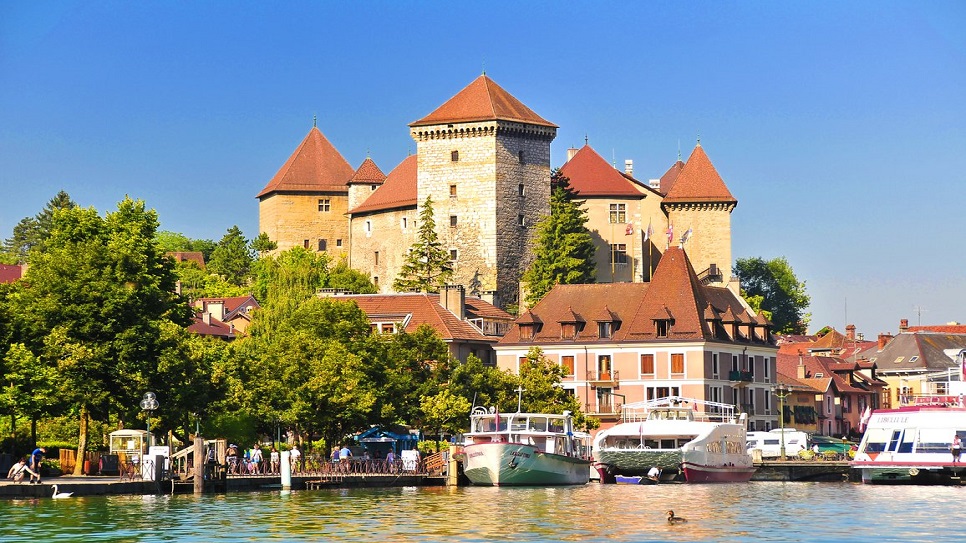 L&acirc;u đ&agrave;i Annecy