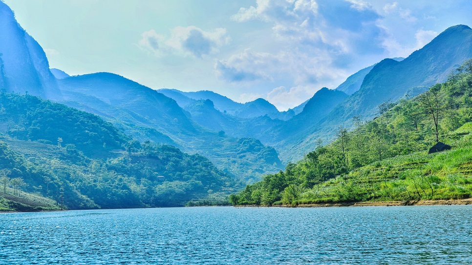 Khung cảnh hai bên bờ sông Nho Quế