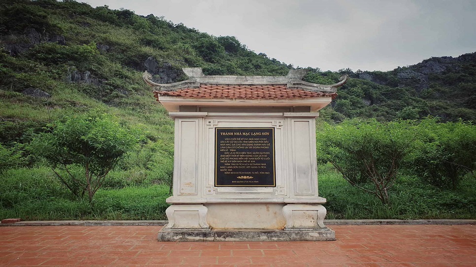 Khu di tích Thành Nhà Mạc