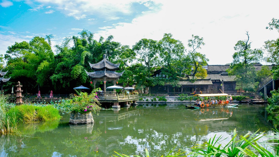 Kh&aacute;m ph&aacute; Ho&agrave;ng Long Kh&ecirc; Cổ Trấn