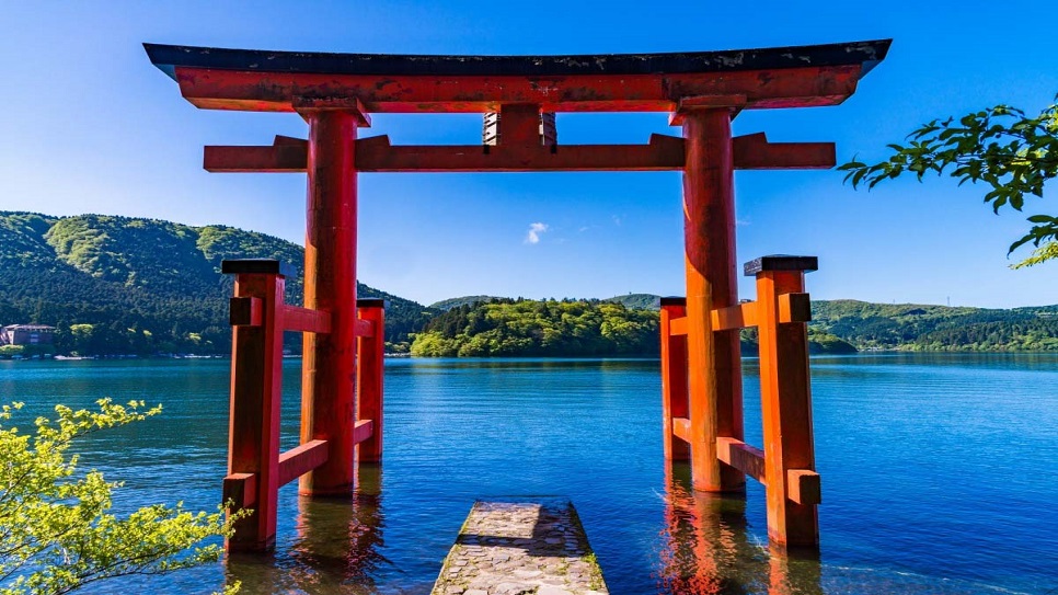 Cổng Torii tại đền Hakone