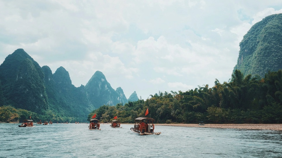Trải nghiệm ngồi bè tre trên sông Li Giang