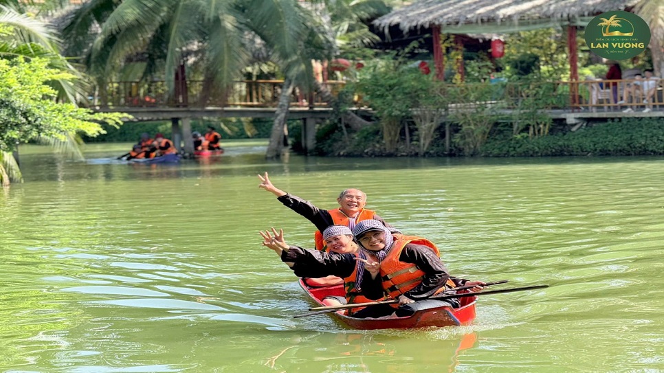 Đua thuyền ba lá trên sông