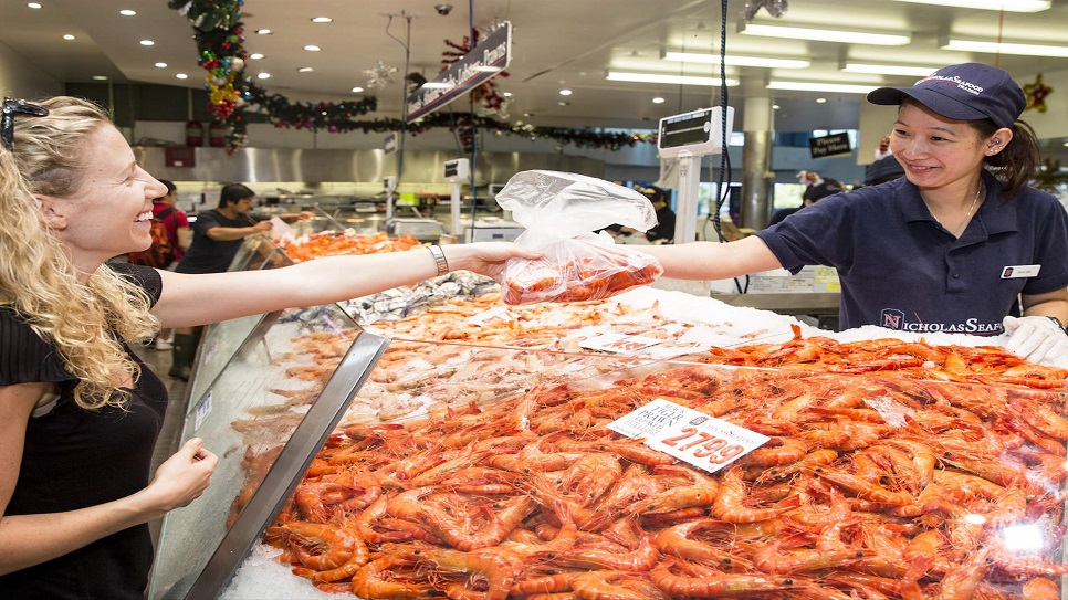 B&ecirc;n trong chợ c&aacute; Sydney