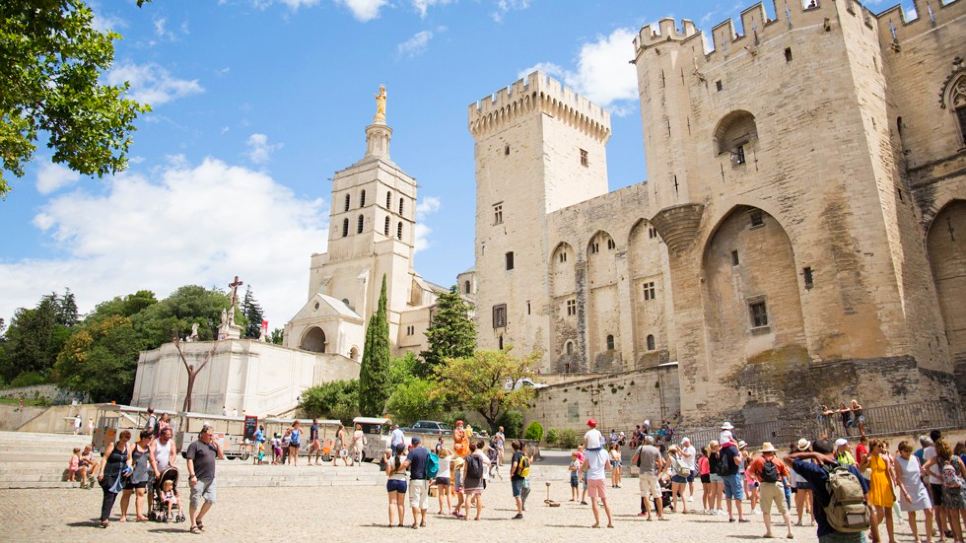 Nh&agrave; thờ ch&aacute;nh t&ograve;a Avignon