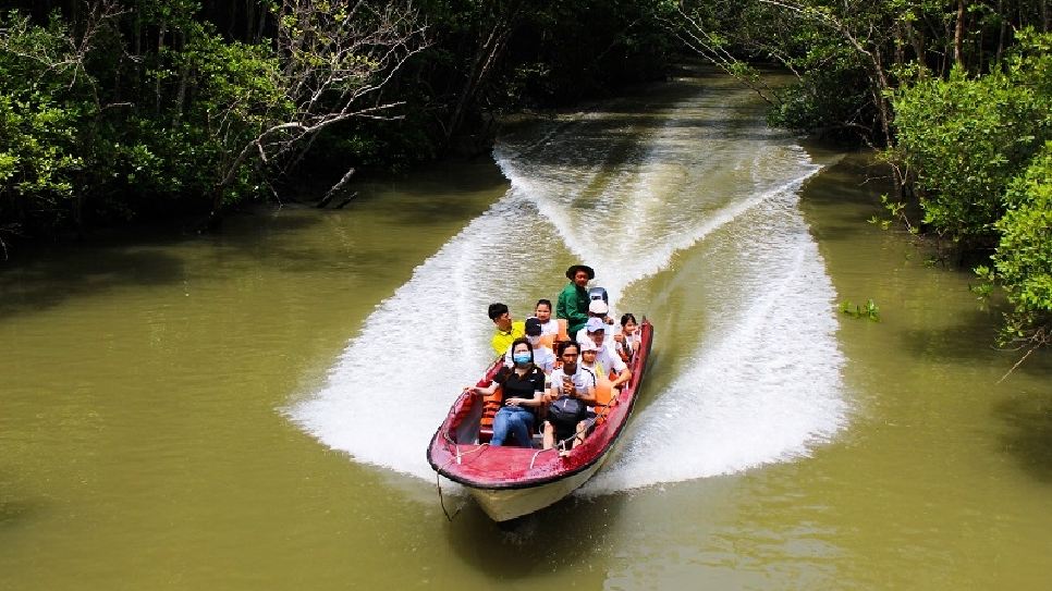 Trải nghiệm đi ca nô