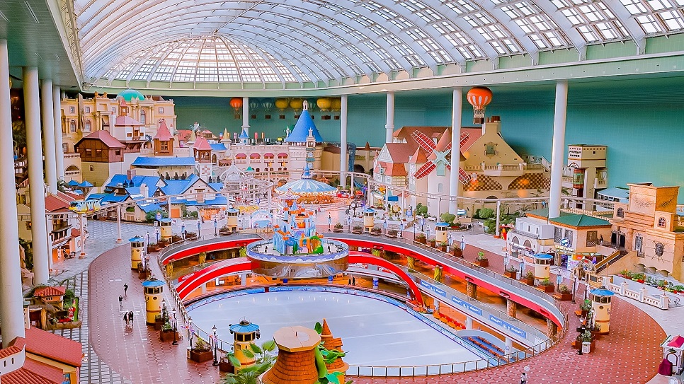 B&ecirc;n trong c&ocirc;ng vi&ecirc;n chủ đề Lotte World