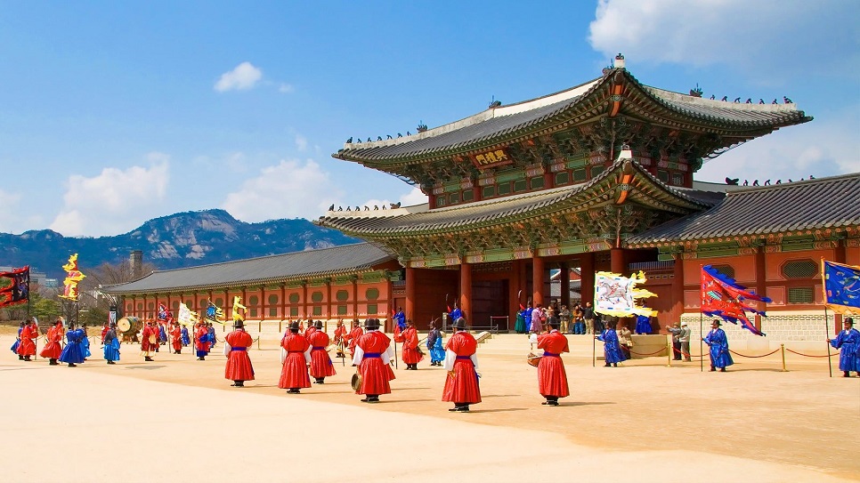 Nghi lễ đổi g&aacute;c truyền thống được t&aacute;i hiện tại cổng ch&iacute;nh Gwanghwamun