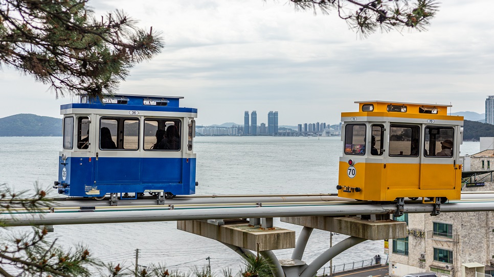 T&agrave;u ven biển Haeundae Blue Line Park
