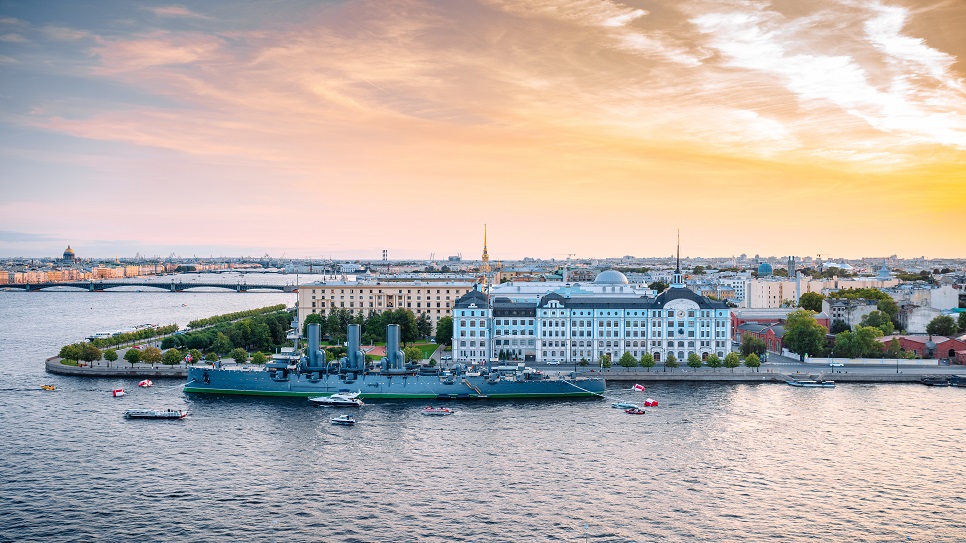 Dạo thuyền tr&ecirc;n s&ocirc;ng Neva