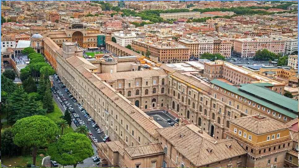 Bảo tàng Vatican nhìn từ mái vòm của nhà thờ St. Peter's Basilica