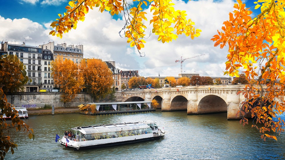 Du thuyền dọc sông Seine