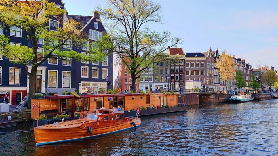 Du ngoạn bằng tàu đi dọc theo các kênh đào của Amsterdam