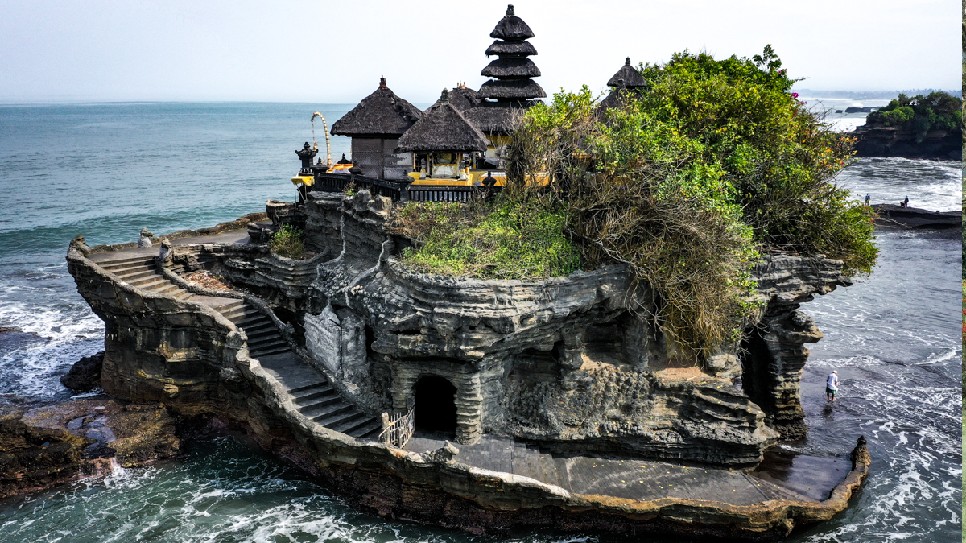 Người dân Bali tin rằng, ngôi đền Tanah Lot được bảo vệ bởi những con rắn thần, hàng đêm chúng sẽ bò lên để nhận vật cúng dường.