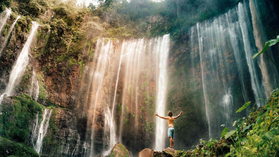 Thác nước Tumpak Sewu vô cùng ngoạn mục với khung cảnh phía sau là ngọn núi lửa vẫn đang ngày đêm hoạt động.