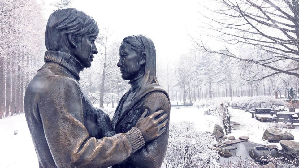 Bộ phim "Bản tình ca mùa đông" thành công tới nỗi, người ta dụng lên bức tượng của hai nhân vật chính để khách du lịch tới tham quan và chụp ảnh