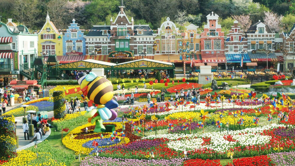 Là công viên giải trí hiện đại lớn nhất ở Hàn Quốc, Everland mang một ý nghĩa đột phá tạo cho du khách cảm giác như được chu du ở toàn thế giới khi tới đây