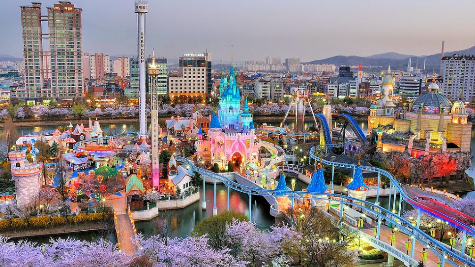 Cùng với Everland, Lotte World là một trong hai công viên quy mô nhất Hàn Quốc