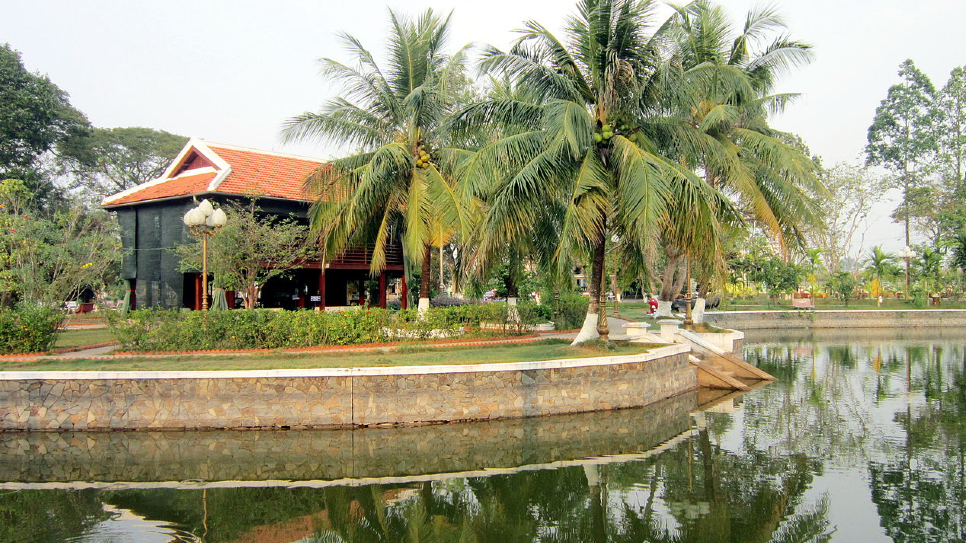 Khu nhà sàn, Ao cá