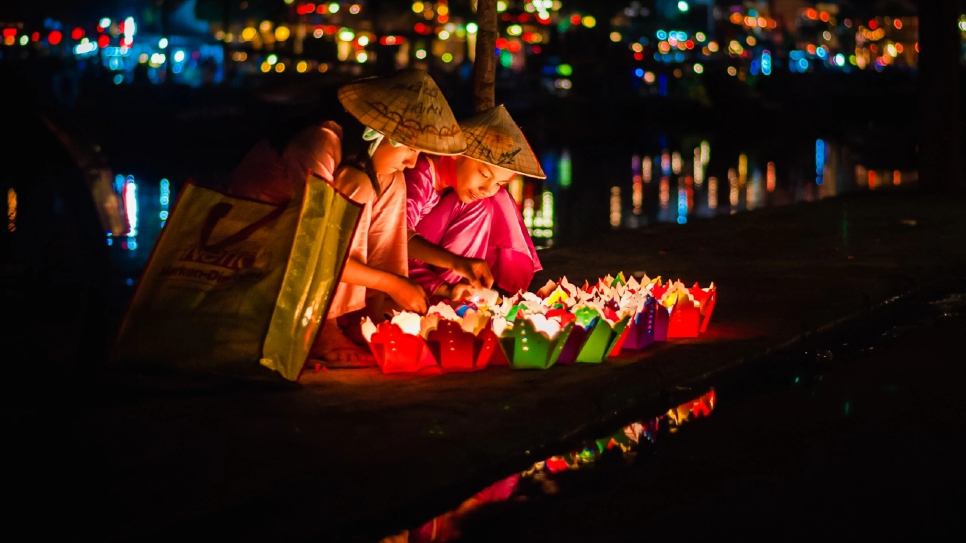 Thả đèn hoa đăng trên sông Hoài là một nét đẹp tâm linh lâu đời của người dân phố cổ
