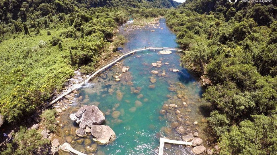 Suối Moọc nhìn từ trên cao