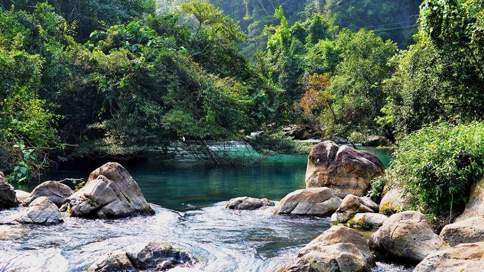 Nước suối trong vắt nhìn được thấu đáy