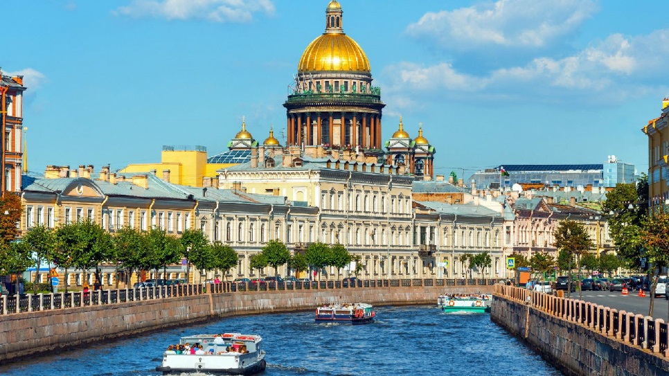 Du thuyền trên sông Neva