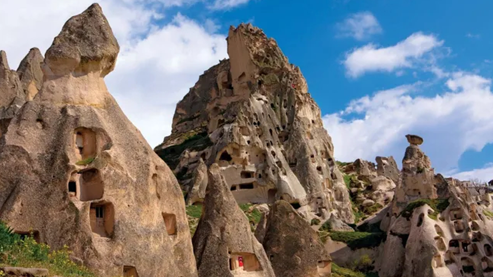 Những ngôi nhà bị bỏ hoang trong hang động ở Cappadocia, Anatolia