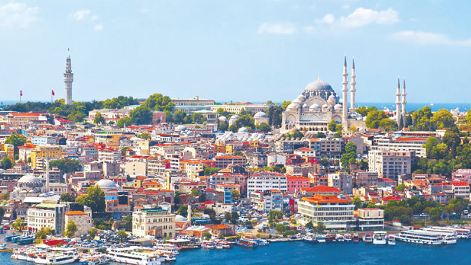 Ngắm nhìn  toàn cảnh thành phố Istanbul từ trên thuyền