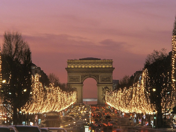 Ánh đèn được trang trí khắp đường phố Paris, Pháp vào lễ Giáng sinh