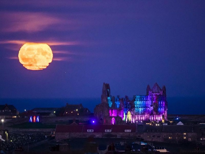 Mặt trăng nổi lên khi tu viện Whitby Abbey lên đèn cho Halloween