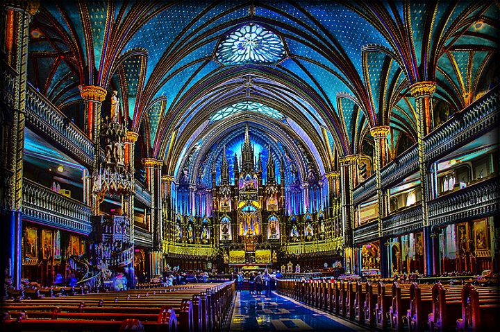 Nhà thờ Notre-Dame Basilica gây ấn tượng bởi trần nhà phức tạp và các cửa kính màu sắc