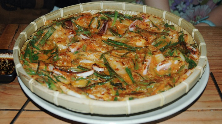 Món bánh hẹ nổi tiếng không thể bỏ qua khi du lịch Hàn Quốc 