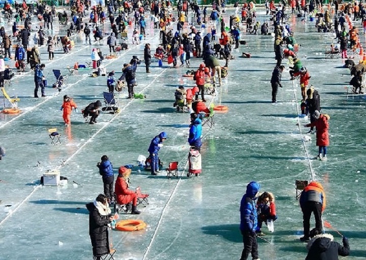 Lễ hội câu cá trên băng thu hút đông đảo người dân và du khách tham gia