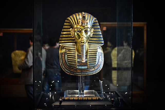 Mặt nạ của Tutankhamun được đúc hoàn toàn bằng vàng ròng. 